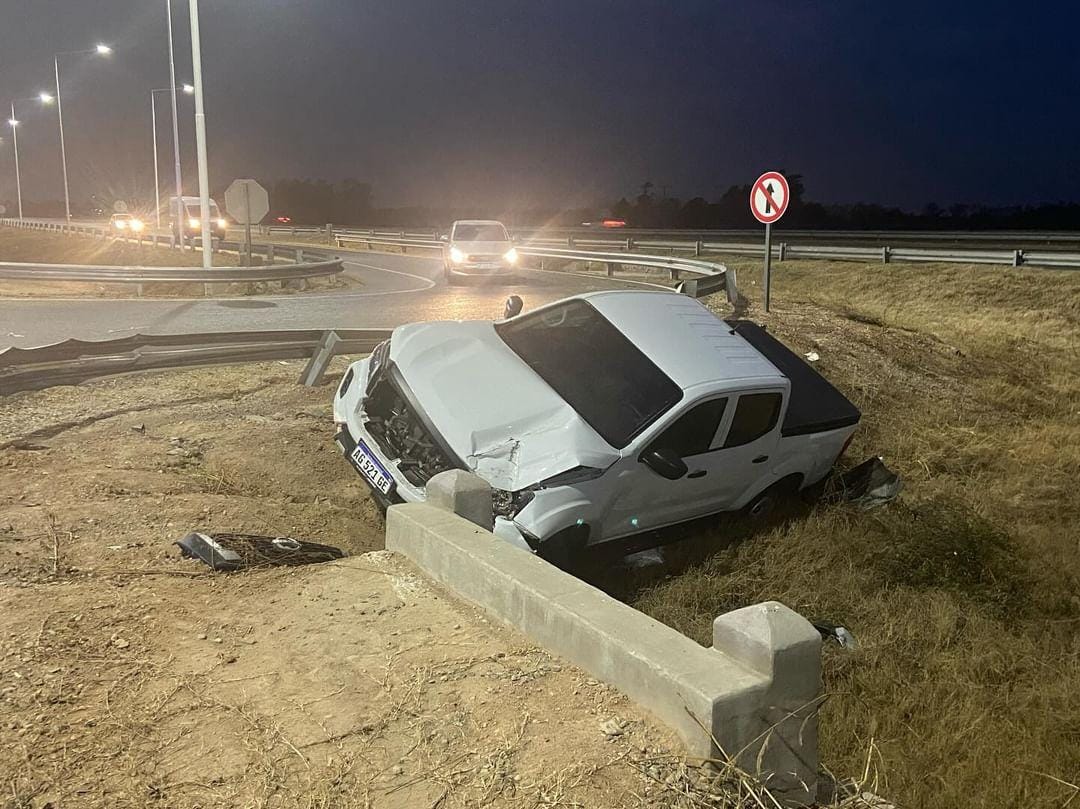 Camioneta despista en ingreso a autopista por San Sebastián en Funes